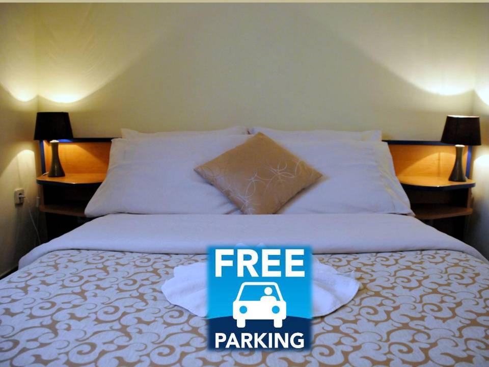 萨格勒布画廊酒店的卧室床上的免费停车标志