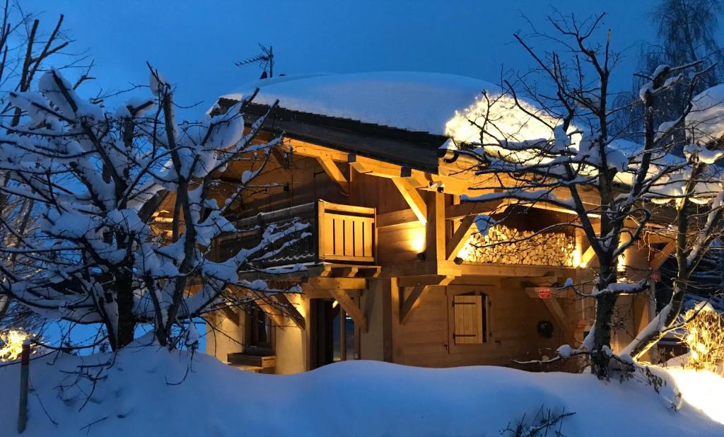 梅杰夫Chalet Megeve, idéal familles proche ski et centre village的被雪覆盖的房子