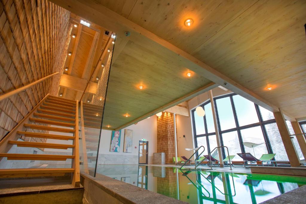 萨尔巴赫格莱玛塔勒霍夫酒店的一座带游泳池和楼梯的房屋