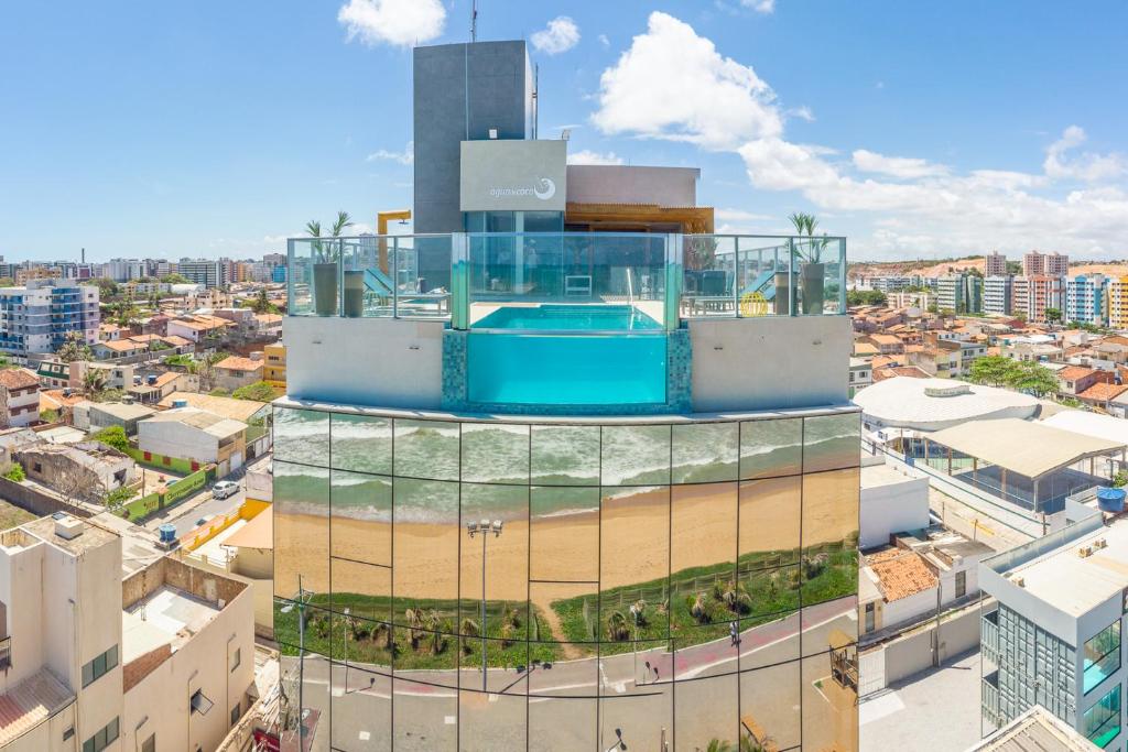 马塞约Hotel Água de Coco的一座建筑的顶部设有一个游泳池