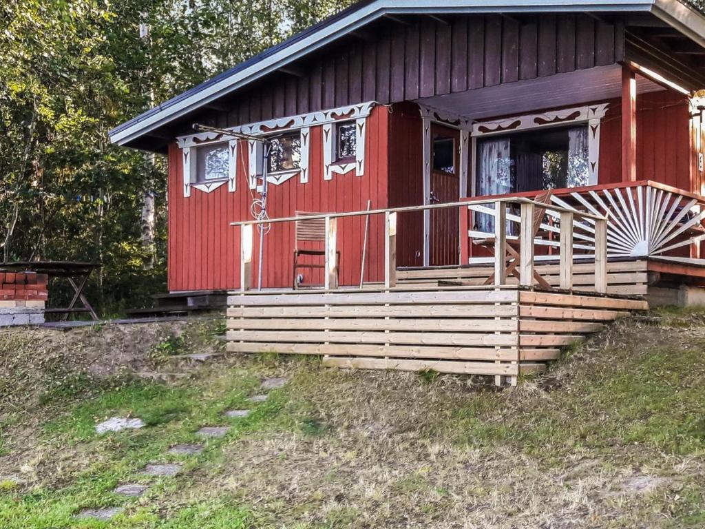 JuhanalaHoliday Home Lepikko by Interhome的红色小屋,设有门廊和门