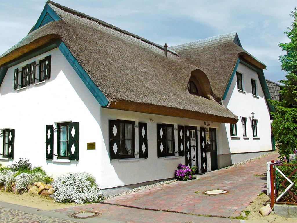 格罗斯齐克Holiday Home Kapitänshaus by Interhome的白色的大建筑,带有棕色的屋顶