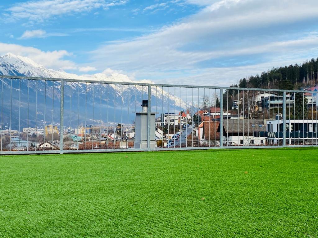 因斯布鲁克Exklusive Penthousewohnung mit Tesla-Wallbox in Innsbruck的绿色的田野,享有城市美景