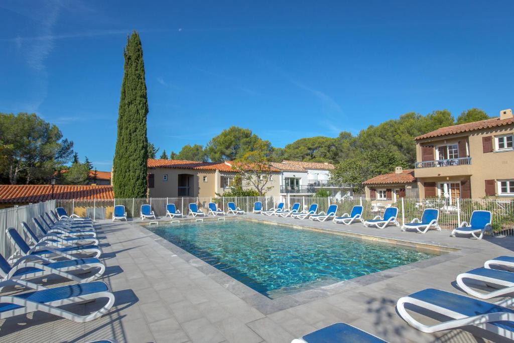 圣拉斐尔SOWELL RESIDENCES Chênes Verts的一个带躺椅的游泳池和一个游泳池