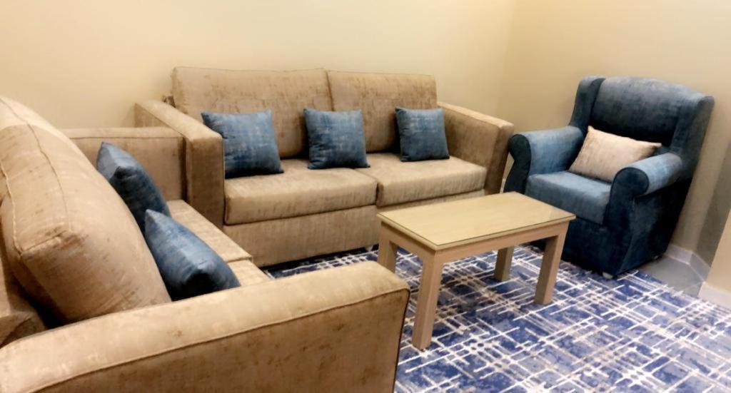 阿尔阿尔Marina Arar Furnished Apartments的客厅配有沙发和两把椅子