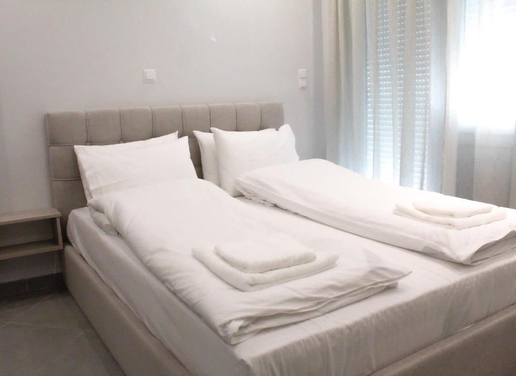 兹拉马Apartment Ori的一张带白色床单和毛巾的床