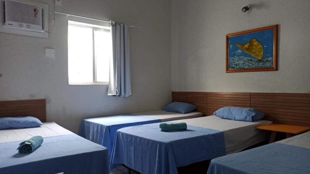 累西腓Casa do Meio Pousada的带三张床和窗户的客房