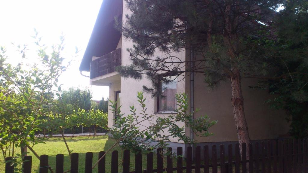 鲍洛通费尼韦什Holiday home in Balatonfenyves 18430的 ⁇ 旁有树的白色建筑