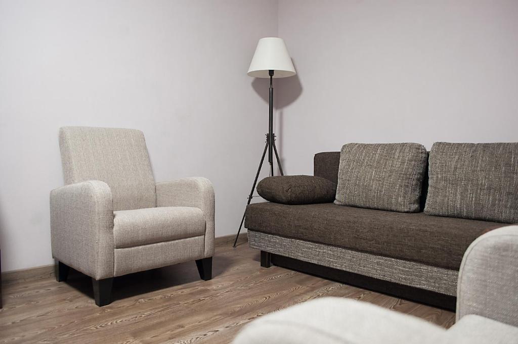 敖德萨квартира в центре的客厅配有沙发和椅子