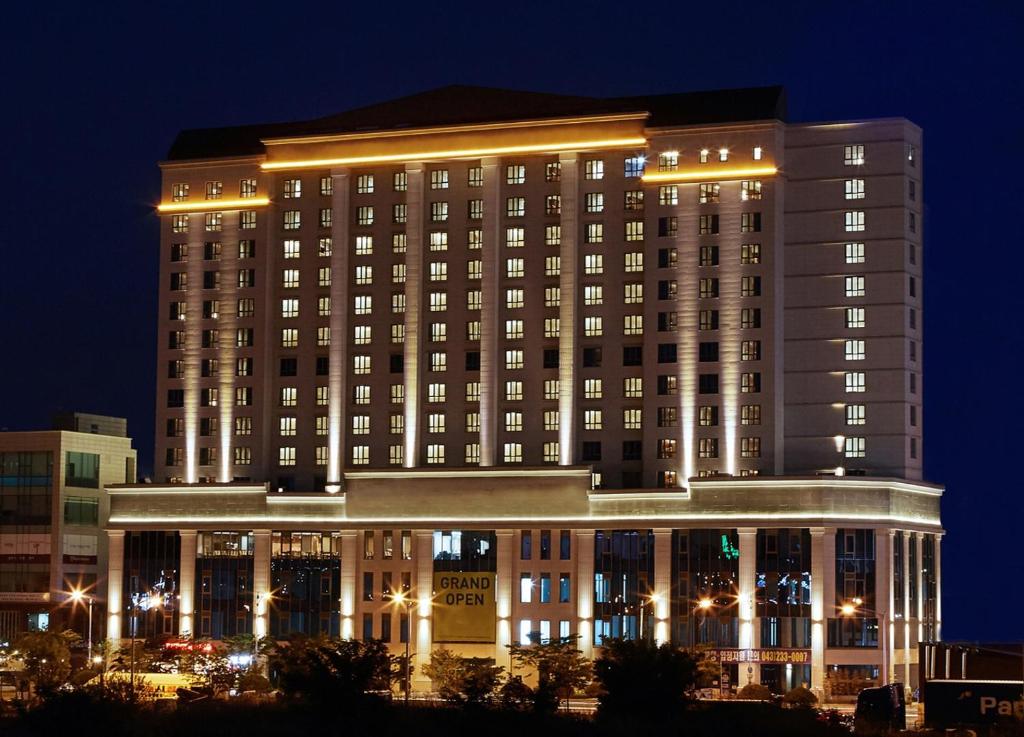清州市Sejong City Osong Hotel的一座在晚上有灯的大建筑