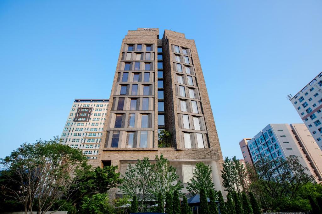 清州市Hotel Museo Cheongju的建筑中间的高楼