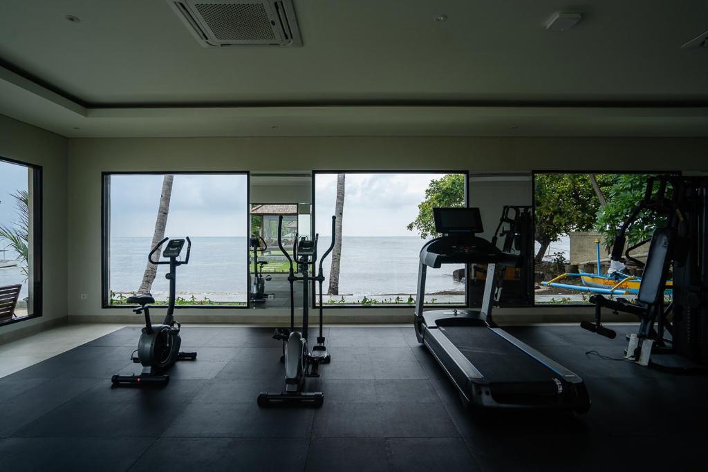 New Sunari Lovina Beach Resort的健身中心和&#47;或健身设施