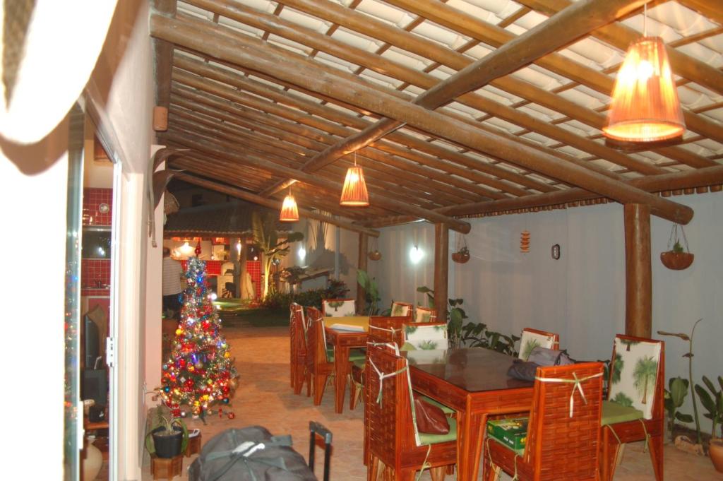萨尔瓦多B&B Villa Borromeo的饭厅里的圣诞树,配有桌子和椅子