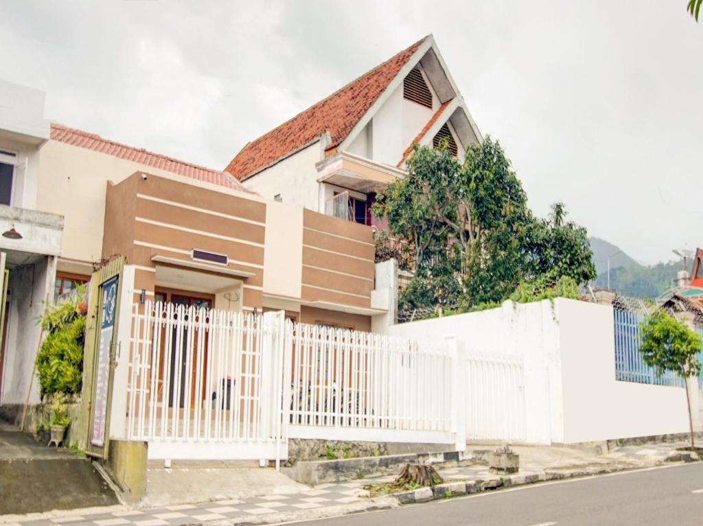 巴图RedDoorz at WR Supratman Batu的房屋前的白色围栏