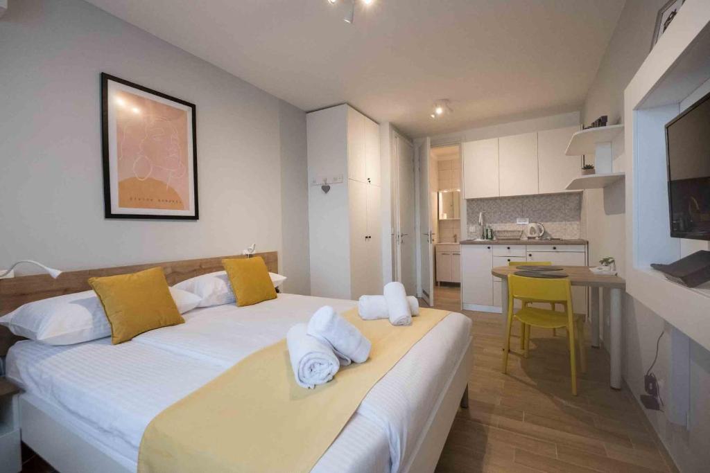 萨格勒布Roomies Zagreb的一间卧室配有一张大床和毛巾
