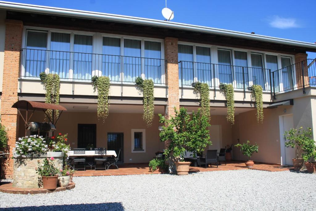 Passirano卡西娜圣马蒂诺住宿加早餐旅馆的一座种植盆栽植物的建筑的庭院