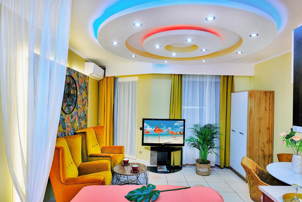 艾格扎洛克Vintiamo Apartmanok的带沙发和电视的客厅