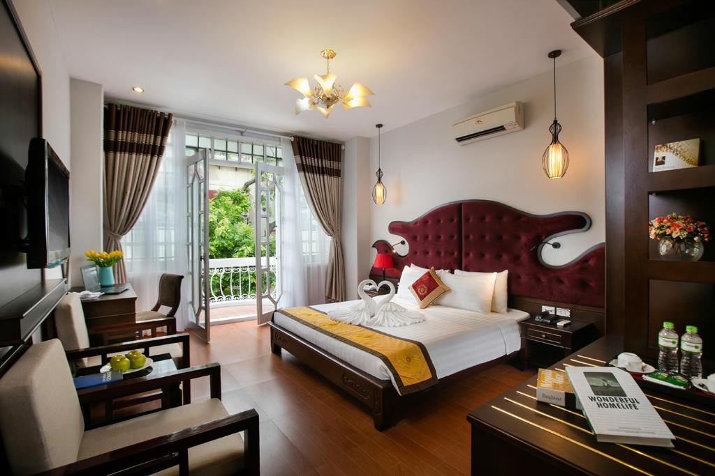 河内拉比微酒店的一间带大床的卧室和一间客厅