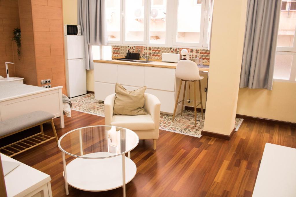 阿尔么丽亚LOFT CENTRO ALMERIA的客厅配有沙发和桌子