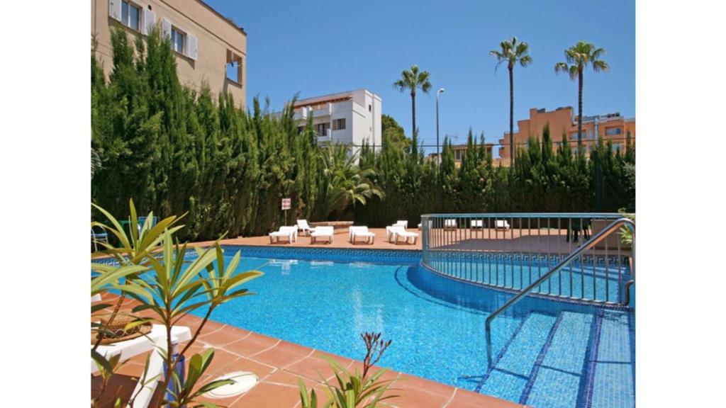 松塞尔韦拉Apartamentos Sema的大楼前带滑梯的游泳池