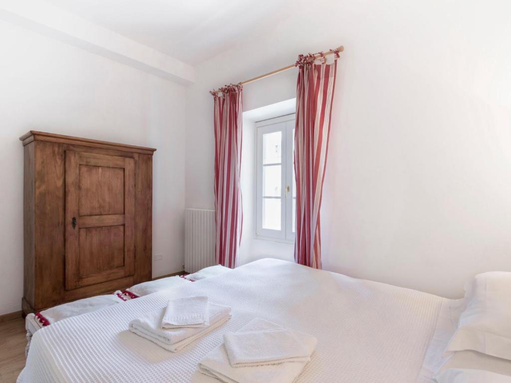卡瓦伊翁韦罗内塞Apartment Tenuta Naiano Raffaello的卧室配有白色的床和窗户。