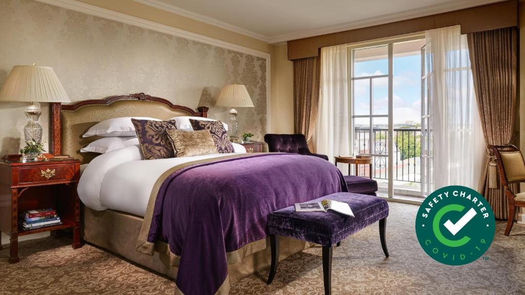 都柏林都柏林洲际酒店的酒店客房设有床和窗户。