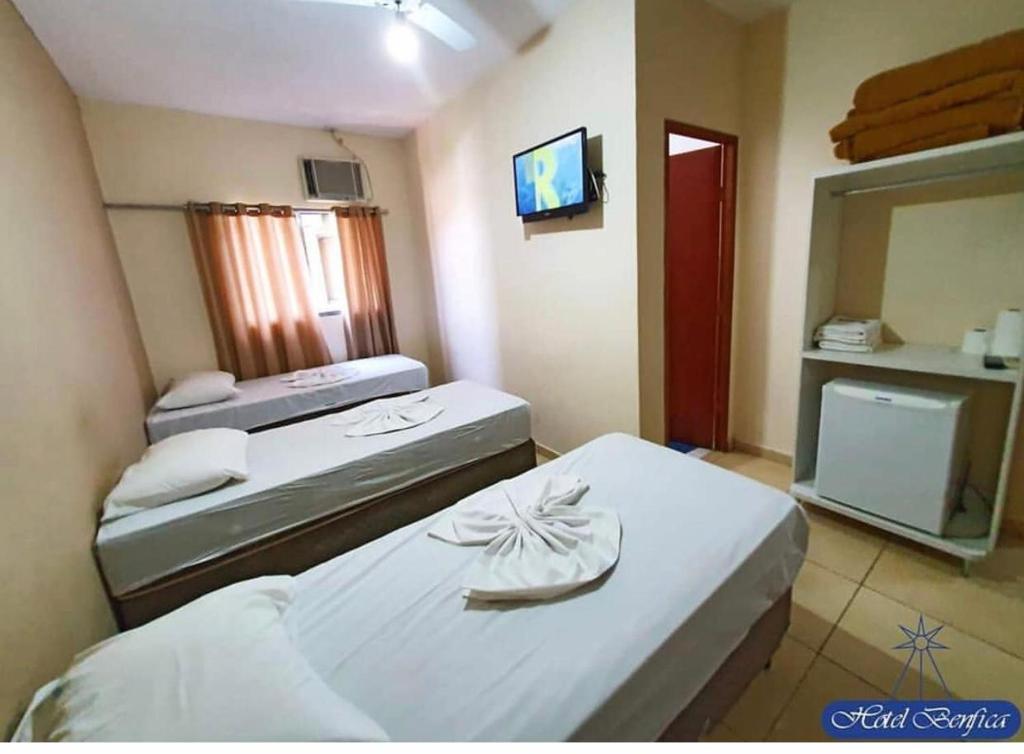 阿帕雷西达Hotel Benfica的一间医院间,配有两张床和镜子
