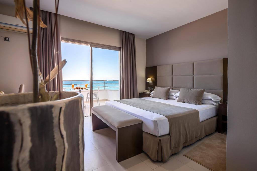 迈尔提勒奥梅亚套房酒店的酒店客房设有一张床,享有海景。