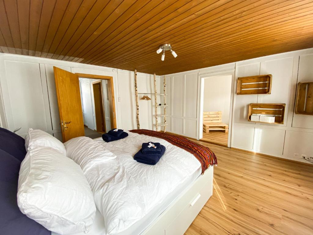 UrnäschNaturaleza Pura的一间卧室配有一张大床,上面有蓝色的毛巾