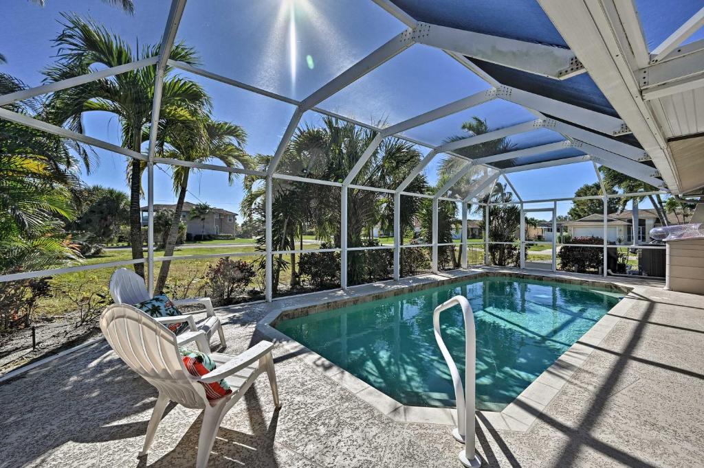 马可岛Sunny Marco Island Oasis Less Than 2 Miles to Beach!的一座带凉亭的游泳池,位于一座房子旁边