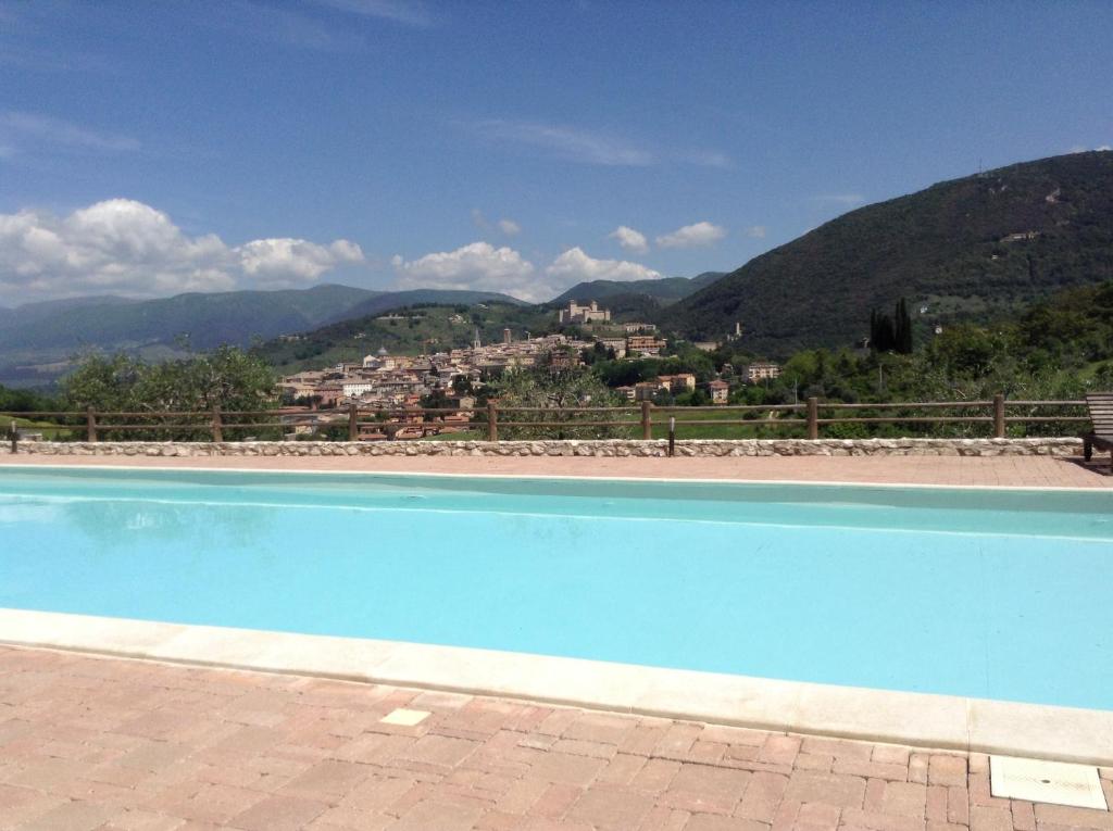 斯波莱托伊尔桑诺酒店的蓝色的游泳池,享有山景