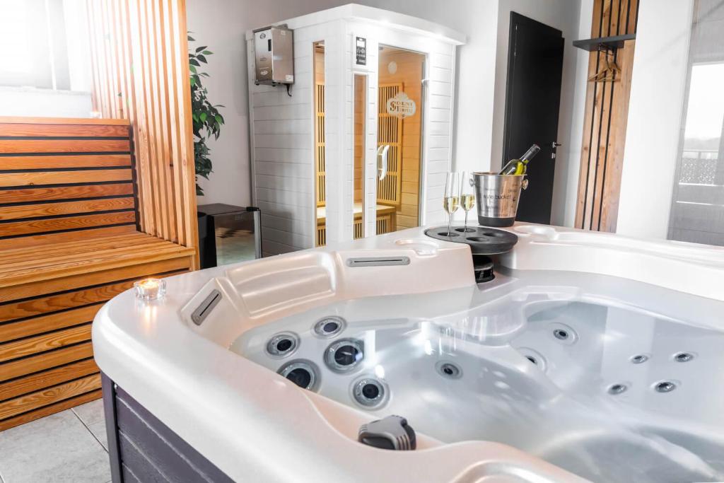 巴诺夫茨Apartments Sunrise Banovci的浴室内设有大型白色浴缸。