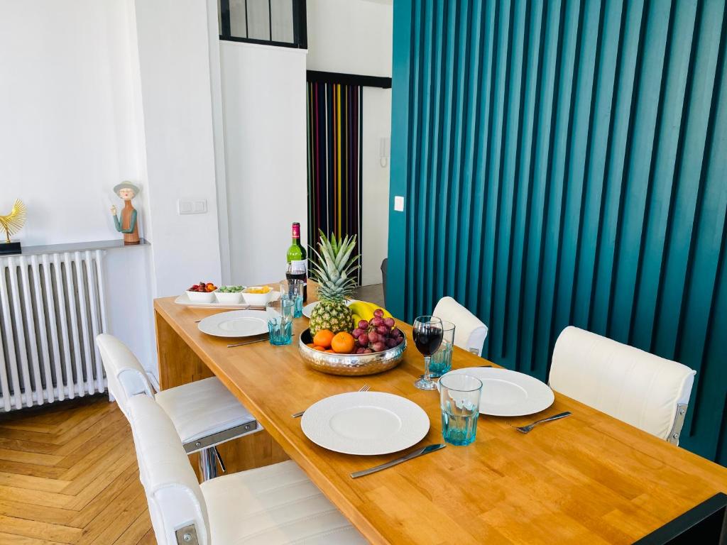 尼斯2 Bedroom - Hyper Center - Kitchen - Tramway - Balcony - Air Conditioner - Wifi的餐桌上放着一碗水果
