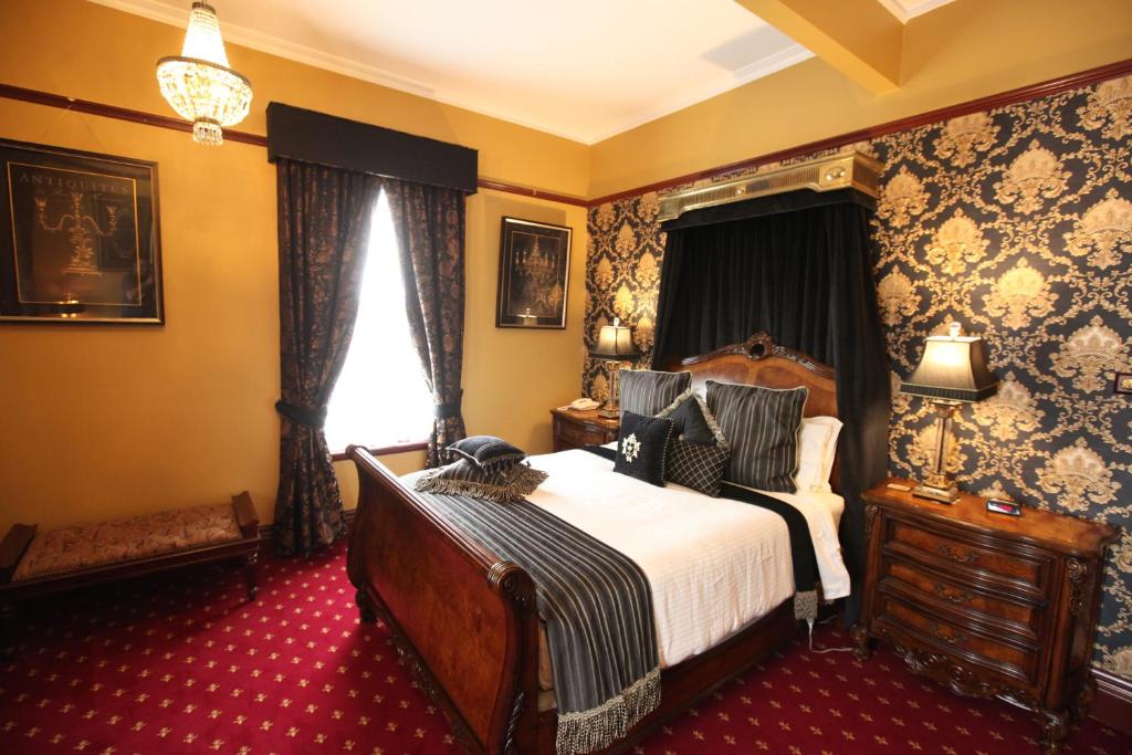 德文港格兰德马克菲住宿加早餐旅馆的一间卧室设有一张大床和一个窗户。