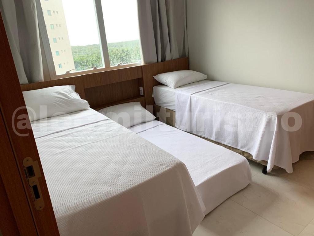 萨利诺波利斯Apartamento em Resort - Exclusive的小型客房 - 带2张床和窗户