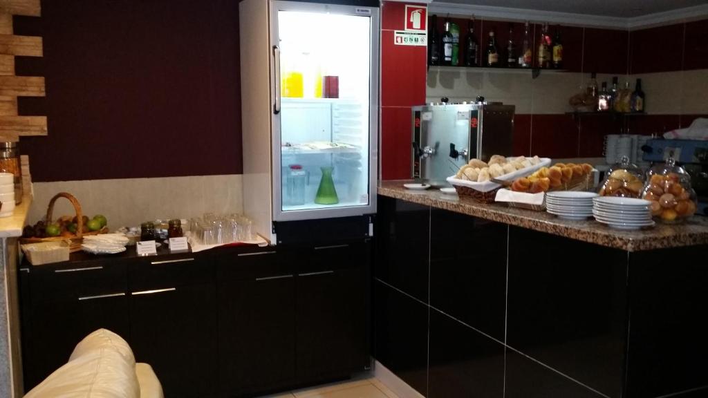 瓜尔达平托旅馆的厨房配有带食物的柜台