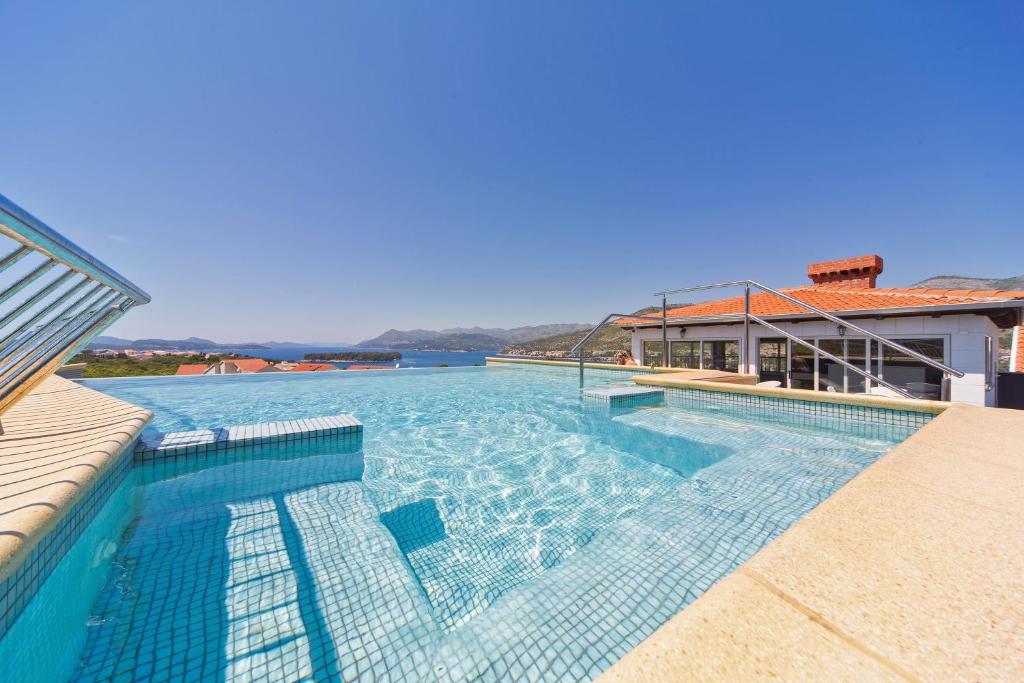 杜布罗夫尼克体贴别墅公寓酒店的享有水景的游泳池