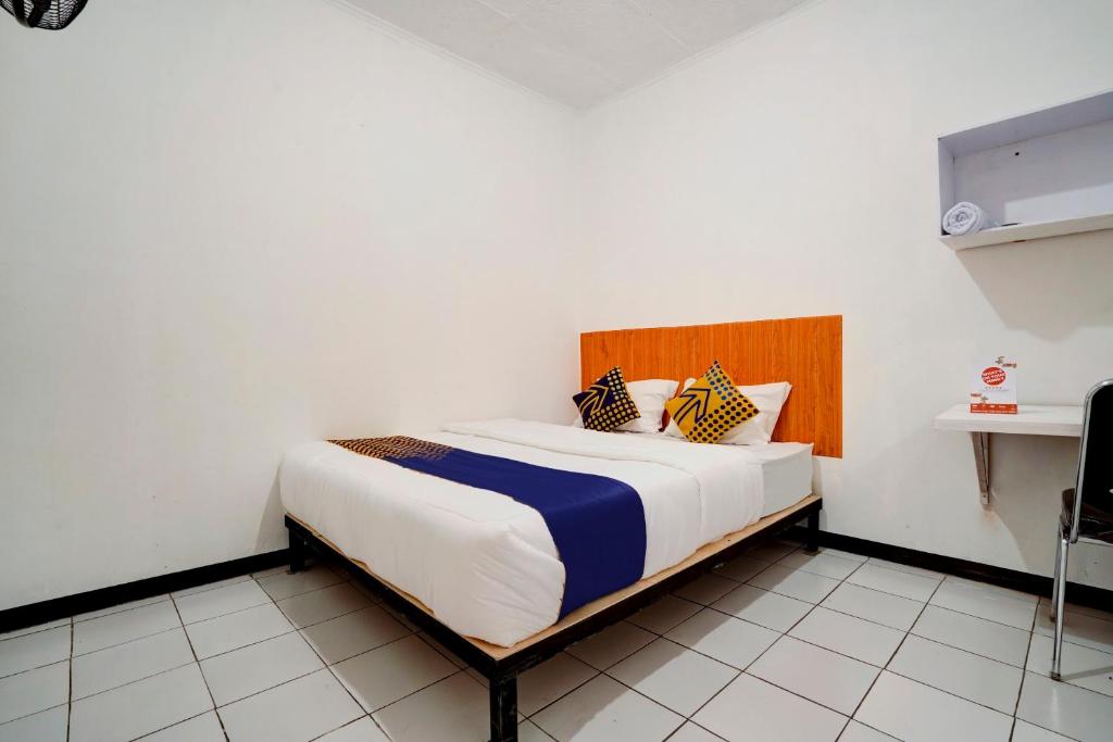 万隆SPOT ON 90200 Pondok Sabaraya Cileunyi Syariah的一间卧室,卧室内配有一张大床
