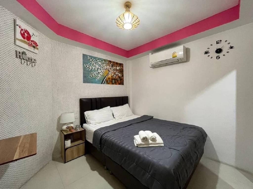 曼谷Great House 99的一间卧室配有一张带黑色床罩的床