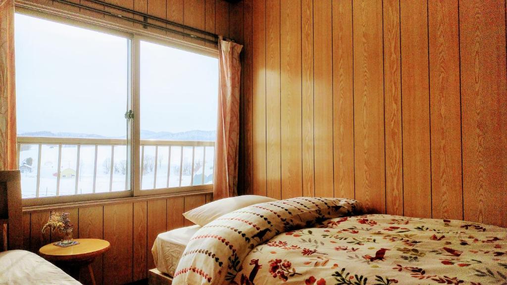 宿　大都会的一间卧室配有一张床铺,床上有毯子