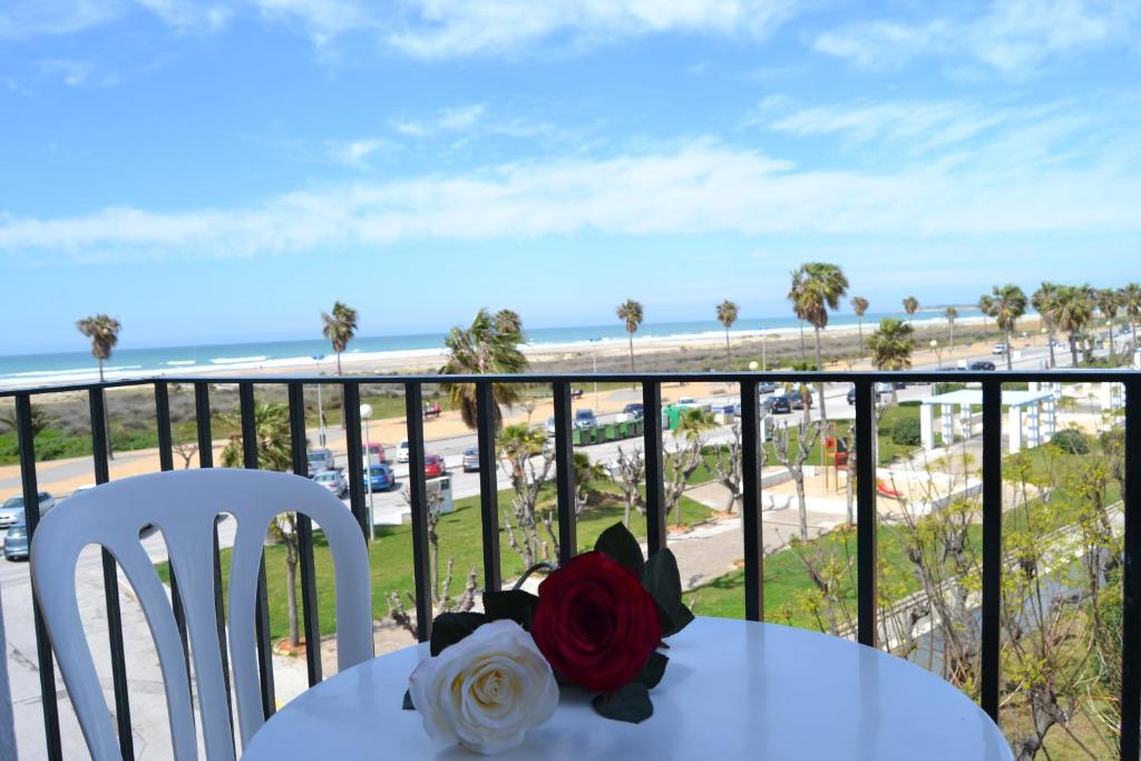 科尼尔-德拉弗龙特拉绿洲酒店的一张桌子和椅子,享有海滩美景