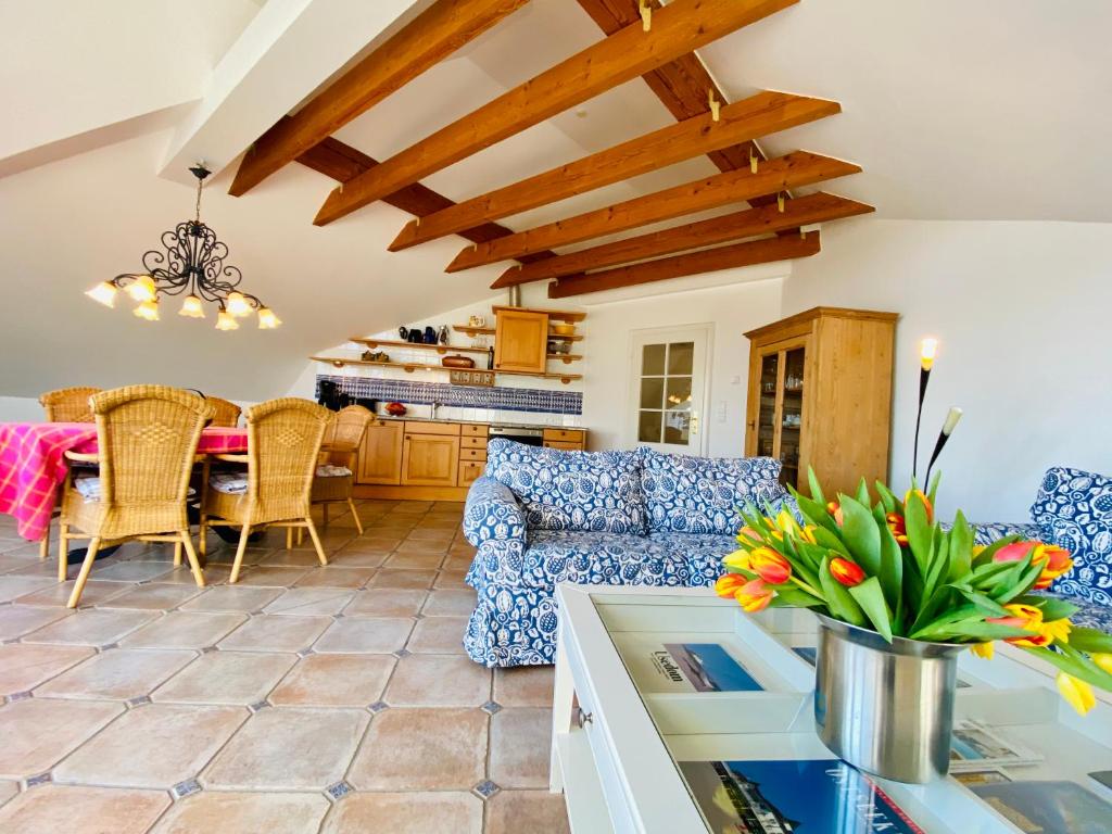 黑灵斯多夫Villa Caprivi - Ferienwohnung 12的客厅配有沙发和桌子