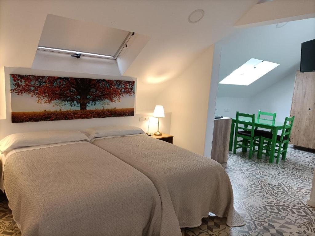 比利亚维西奥萨-德奥东Hostal Las Encinas的一间卧室配有一张壁画床