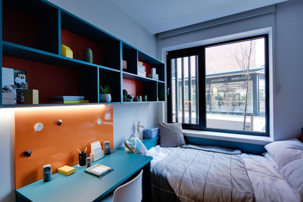都柏林Highfield House的一间卧室配有一张床、一张书桌和一个窗户。