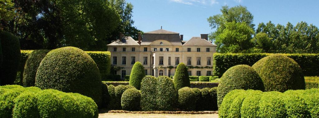 GuainvilleLe Domaine de Primard的花园中的一个大房子