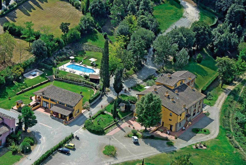 锡尼亚伊尔波格迪卡斯特雷提乡村别墅酒店的享有带游泳池的大房子的空中景致