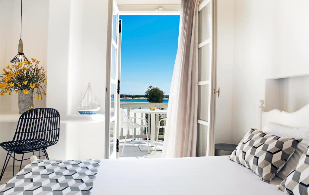 纳克索乔拉托马斯一室公寓酒店的一间卧室配有一张床,享有海景