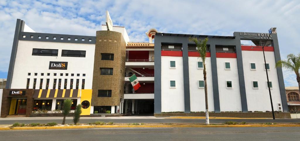 多洛雷斯-伊达尔戈Hotel El Relicario的街道拐角处的建筑物