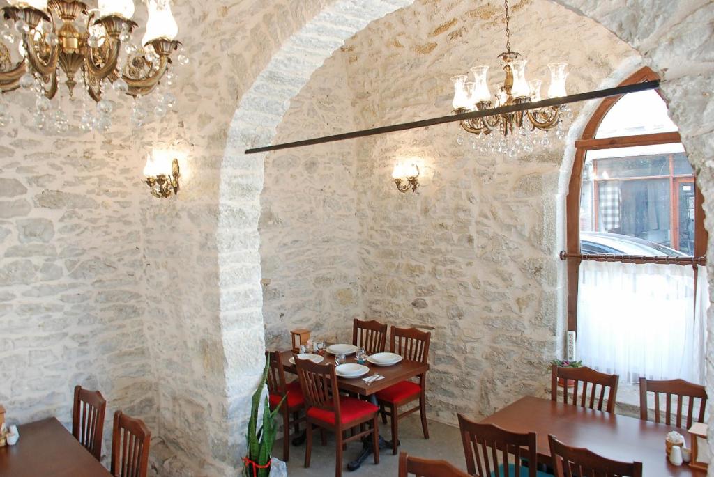 番红花城Muhsin Bey Konağı的一间设有桌子和石墙的用餐室