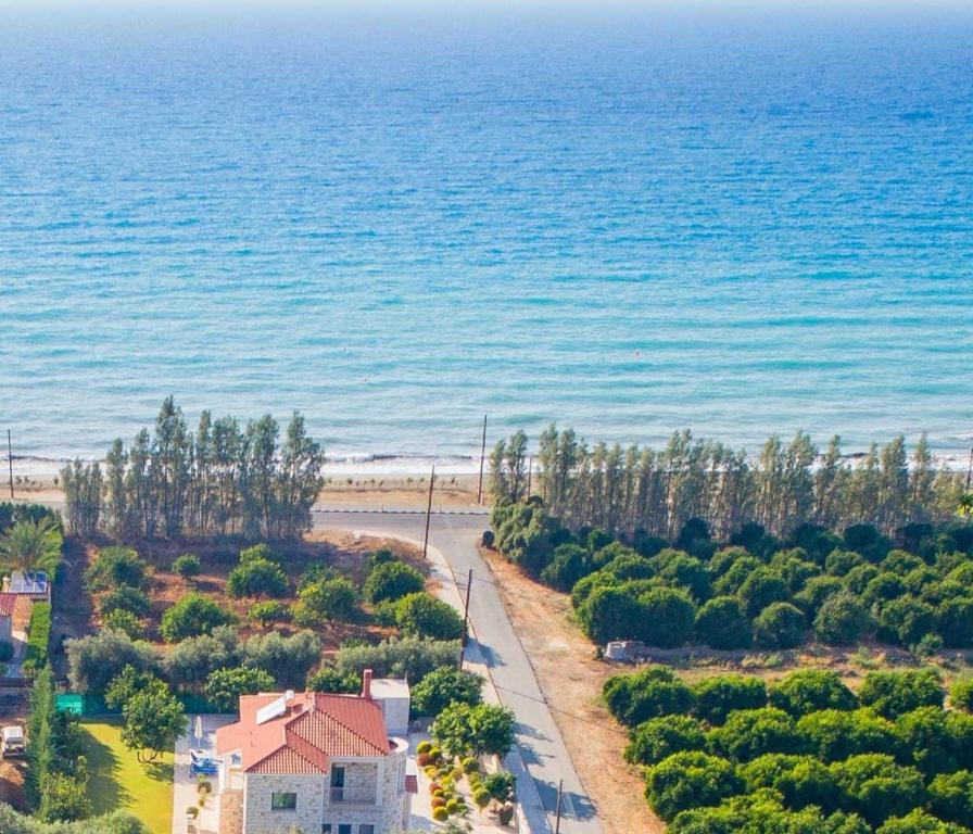 阿尔加卡Rafaella Beach Villa- Pvt Pool-Near Sea/Beach的享有房子和海滩的空中景致